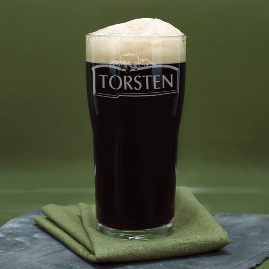 Pint Bierglas mit Namensgravur auf einem Schild