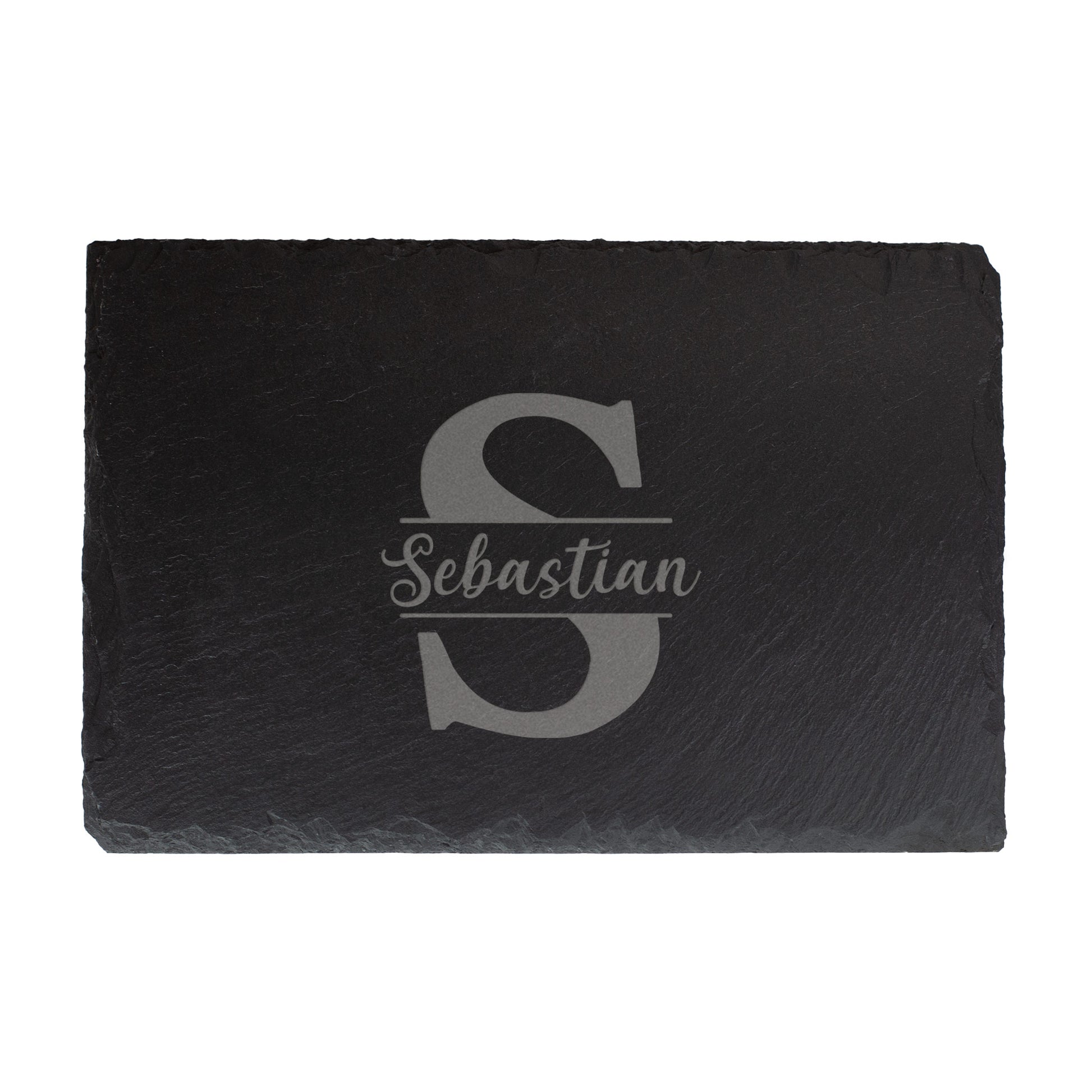 Rechteckige Schieferplatte mit Gravur „S“ und Name Sebastian, moderne Servier- und Dekoplatte