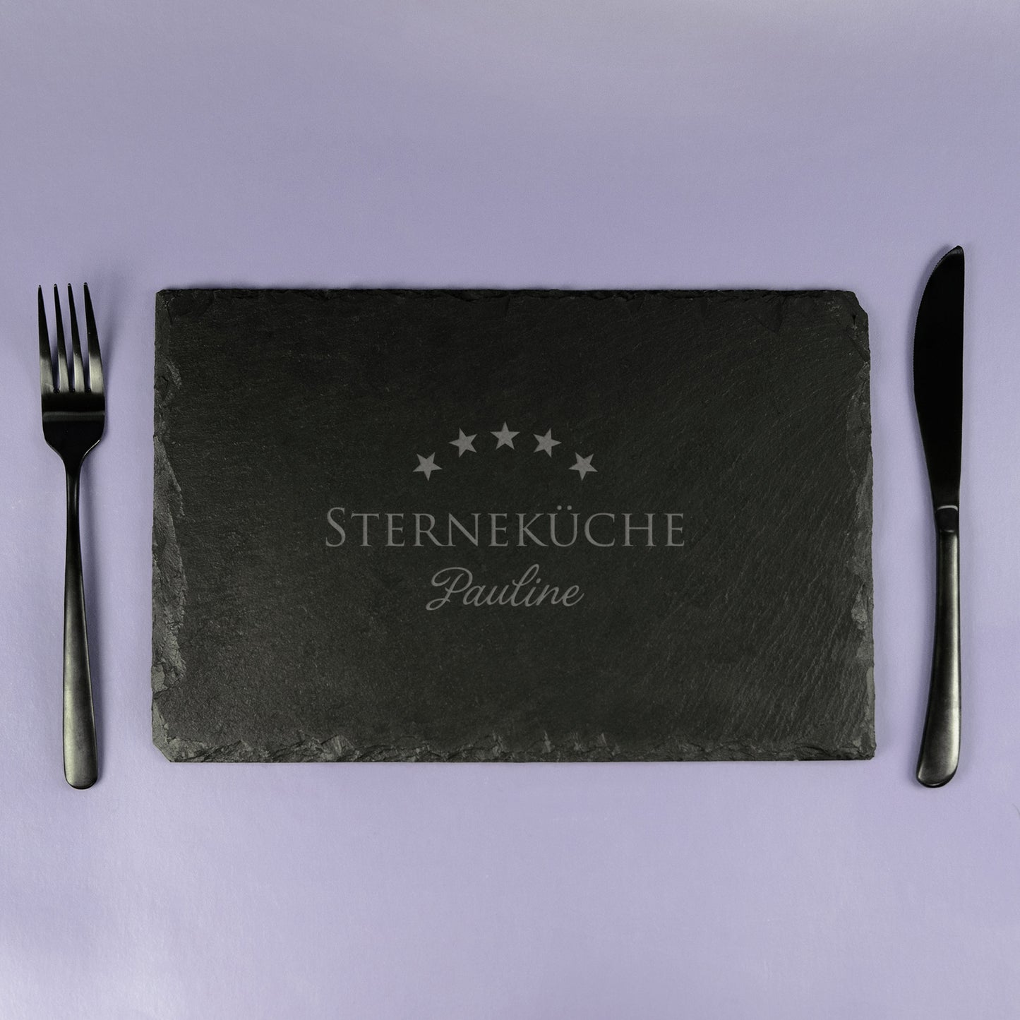 Personalisierte Schieferplatte „Sterneküche“ mit Name und Besteck als Tischdeko