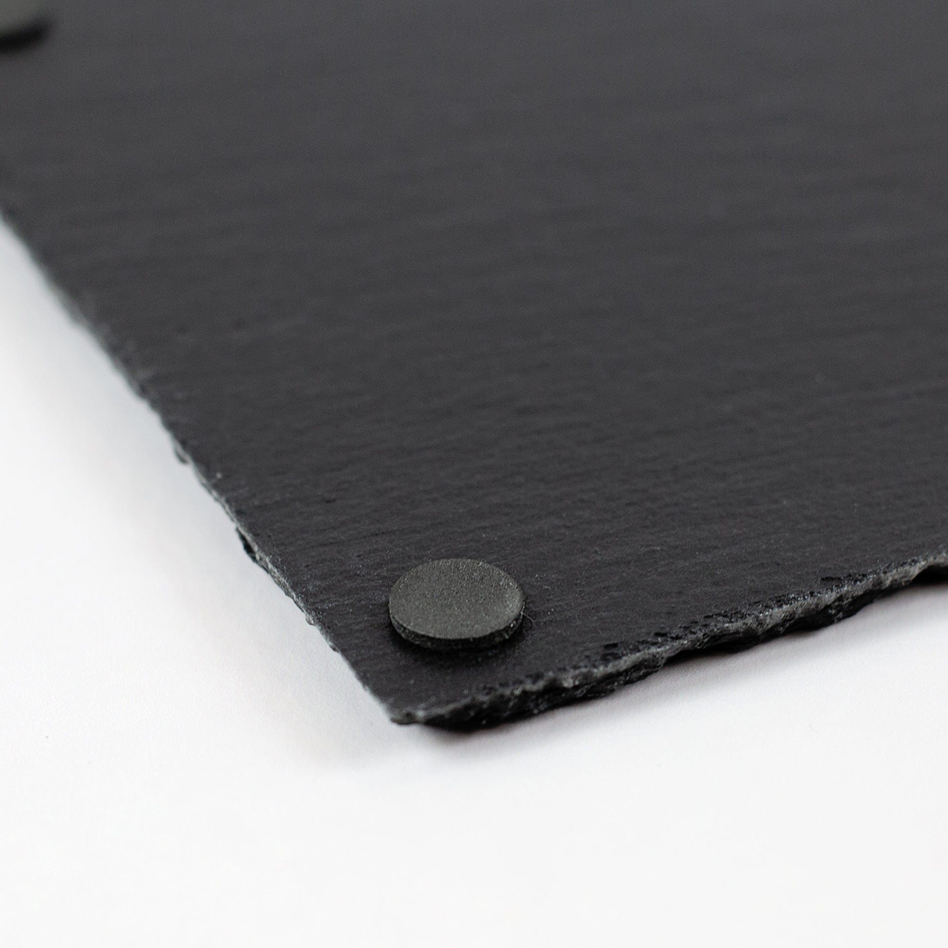 Detailaufnahme Anti-Rutsch-Füße auf Schieferplatte „Sterneküche“