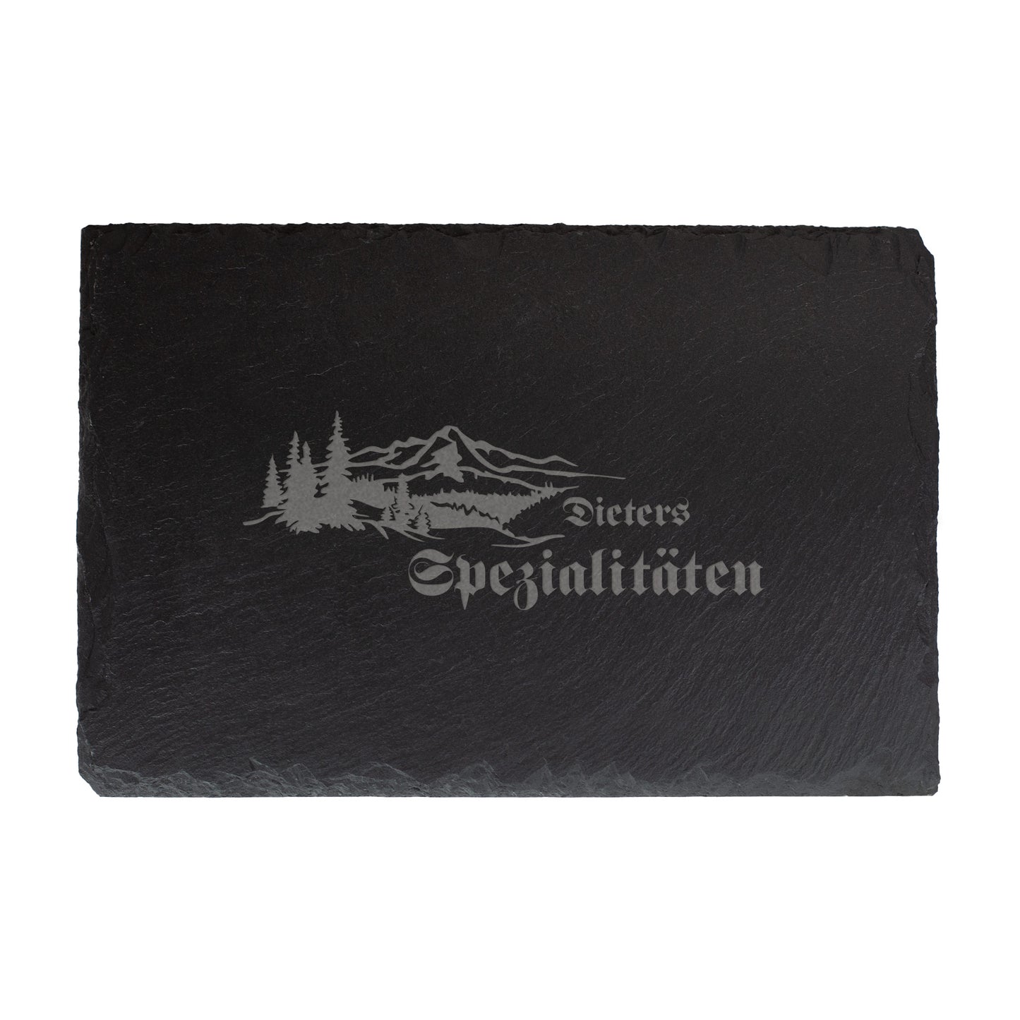 Personalisierte Schieferplatte 30x20 cm mit Gravur „Dieters Spezialitäten“ und Wald-Berge-Motiv, freigestellt auf weißem Hintergrund.