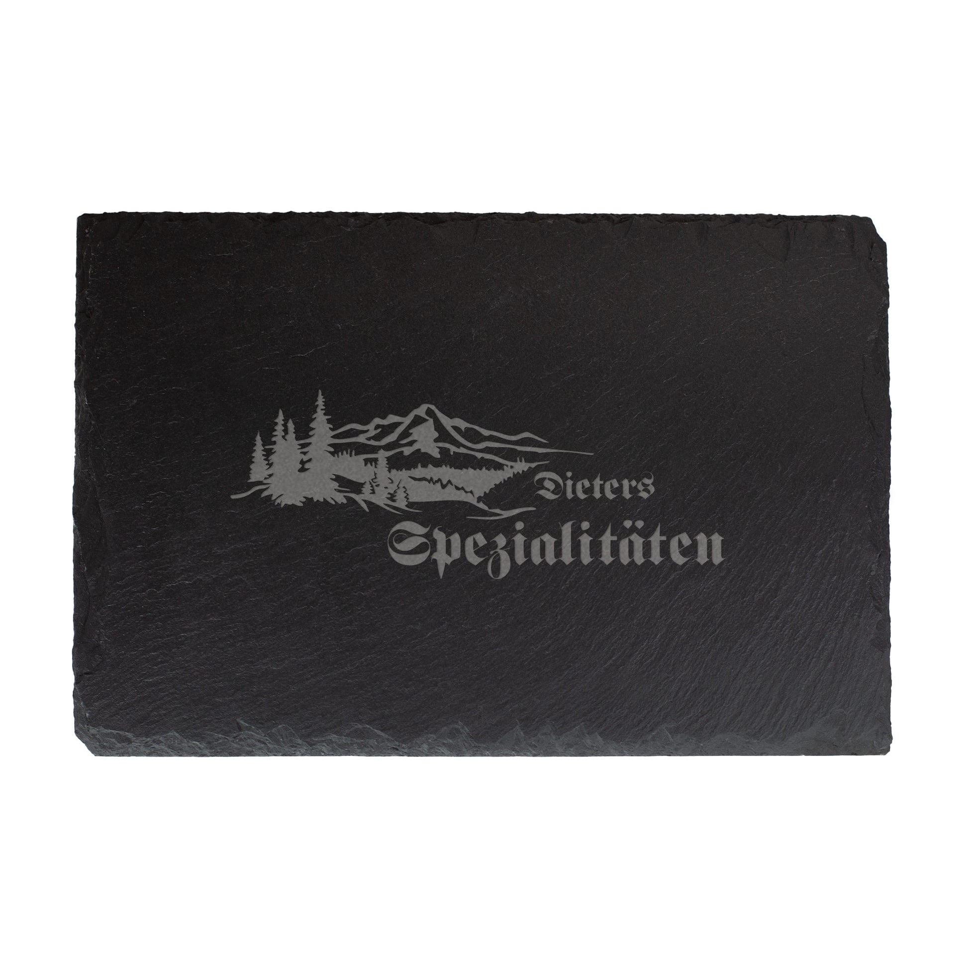 Personalisierte Schieferplatte 30x20 cm mit Gravur „Dieters Spezialitäten“ und Wald-Berge-Motiv, freigestellt auf weißem Hintergrund.