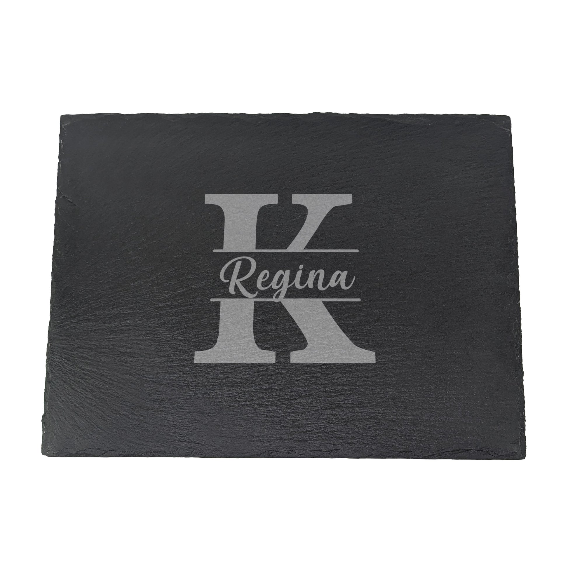 Freigestellte Schieferplatte mit Gravur „Regina“ und Initiale „K“ – zentrierte Aufnahme auf weißem Hintergrund