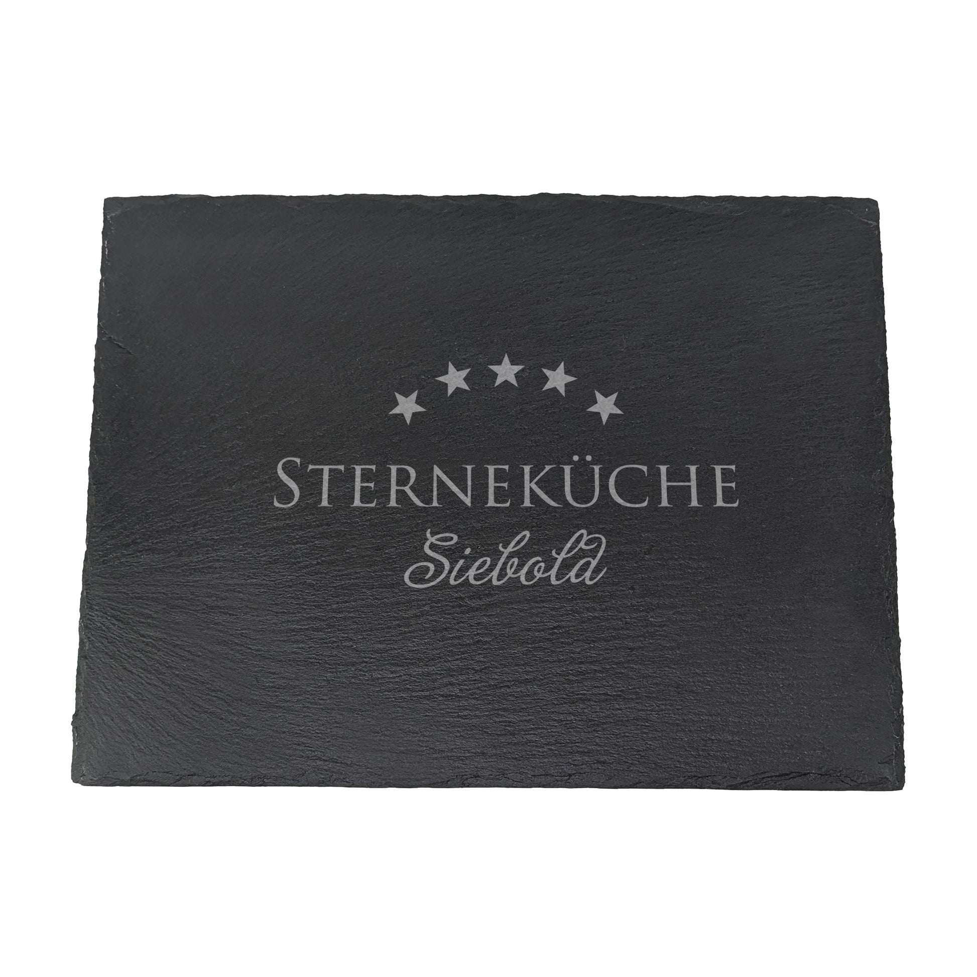 Schieferplatte mit Gravur „STERNEKÜCHE Siebold“, freigestellt auf weißem Hintergrund – Fokus auf Motiv und Materialstruktur