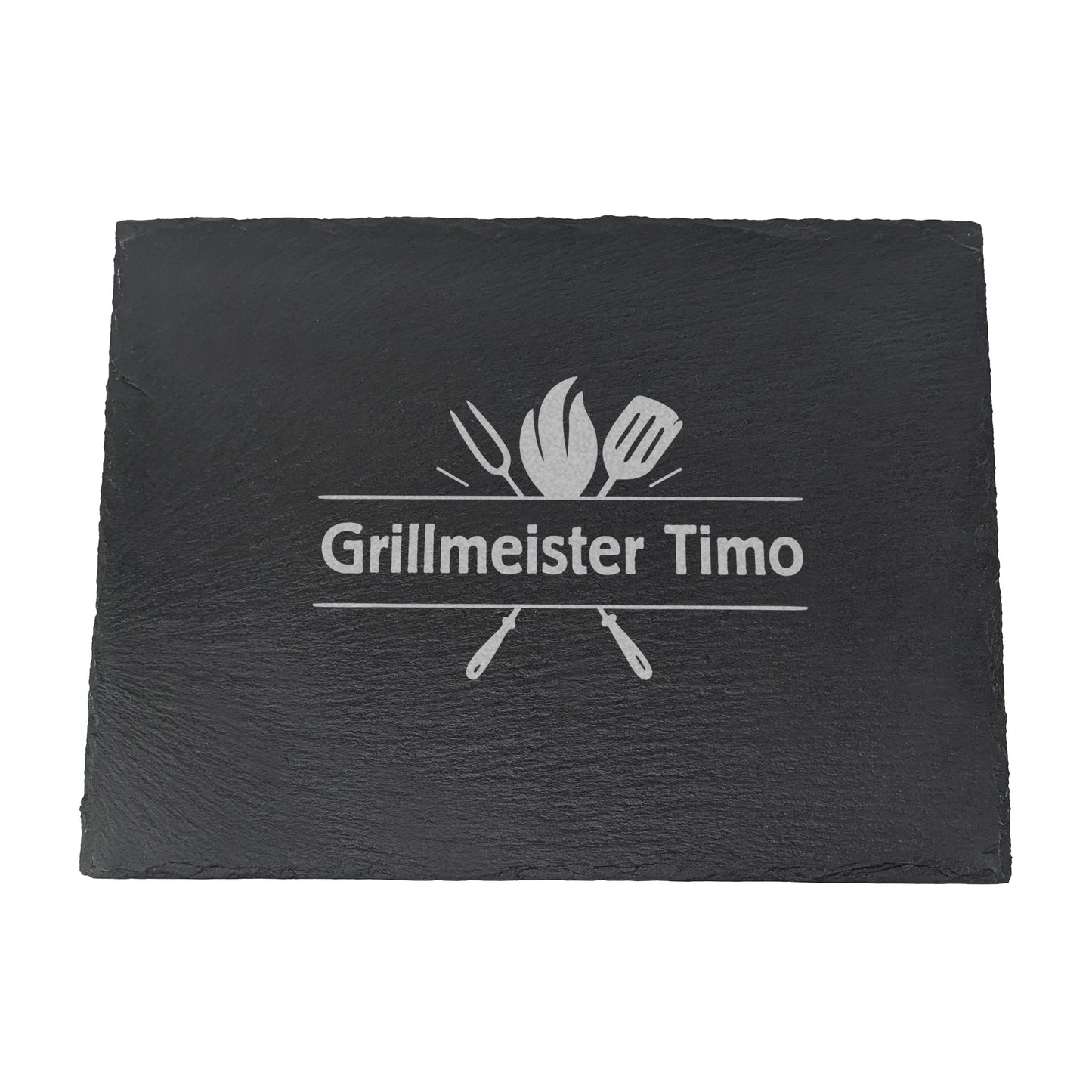 Schieferplatte mit Gravur „Grillmeister Timo“, freigestellt auf weißem Hintergrund – Fokus auf Gravurmotiv