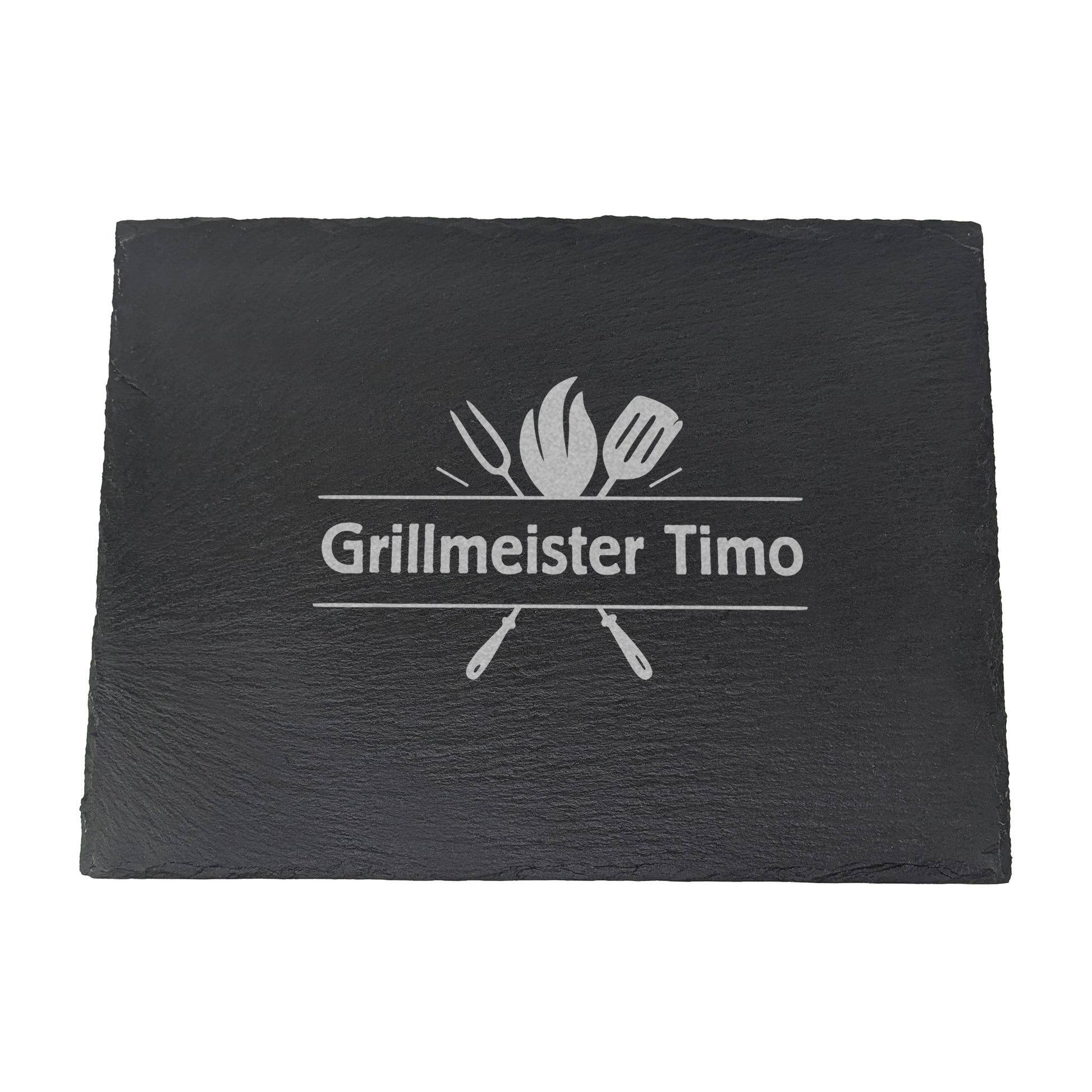 Schieferplatte mit Gravur „Grillmeister Timo“, freigestellt auf weißem Hintergrund – Fokus auf Gravurmotiv
