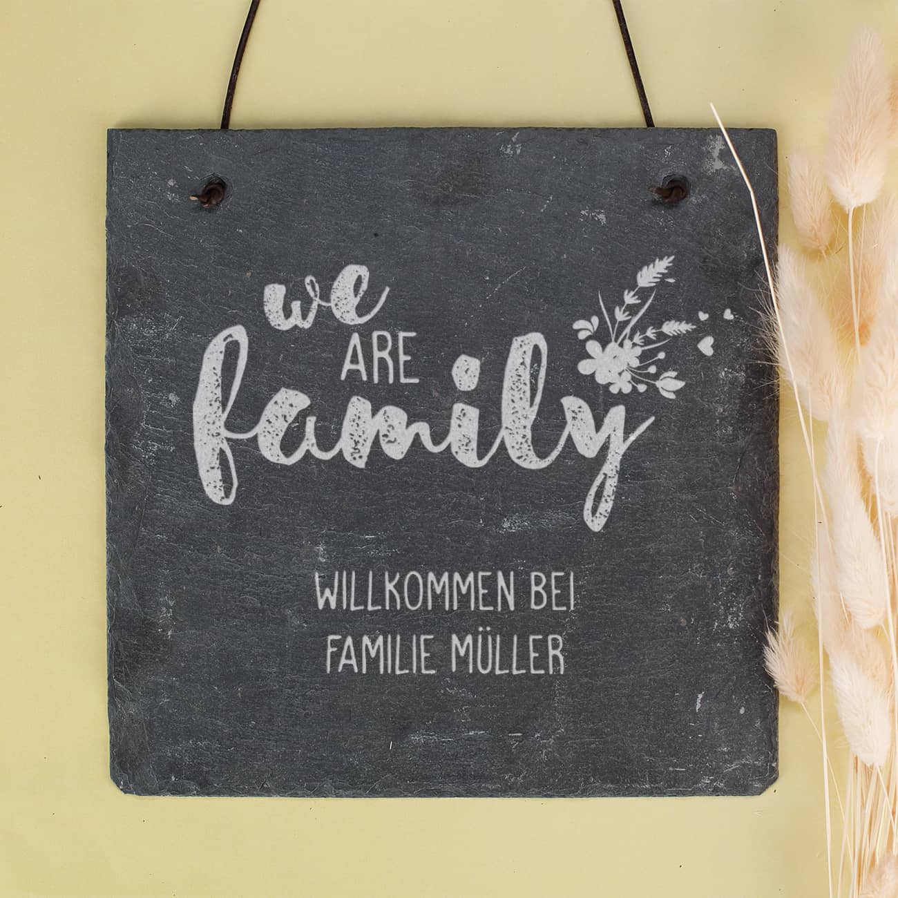 Schieferplatte mit "we are family"-Gravur