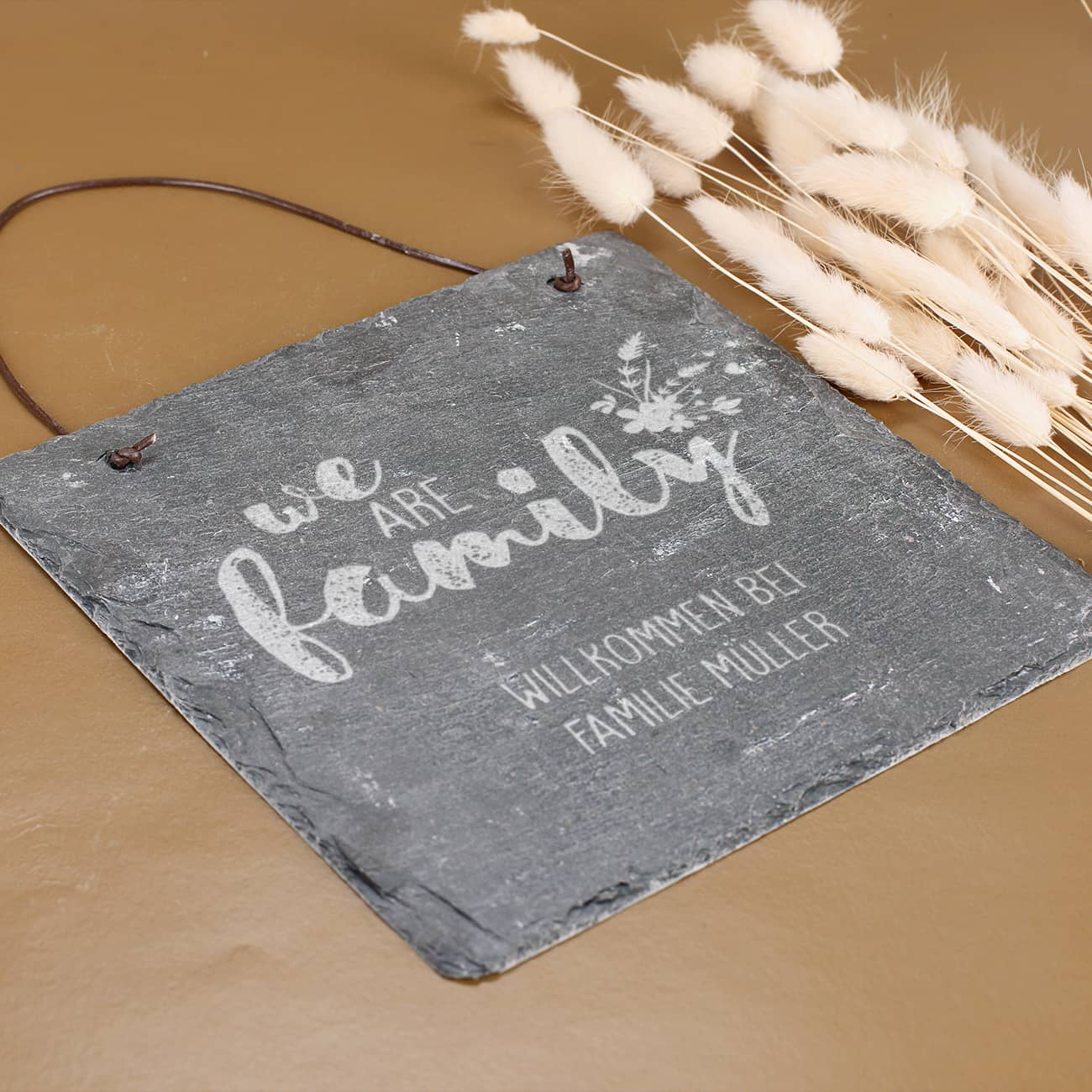 Schieferplatte mit "we are family"-Gravur