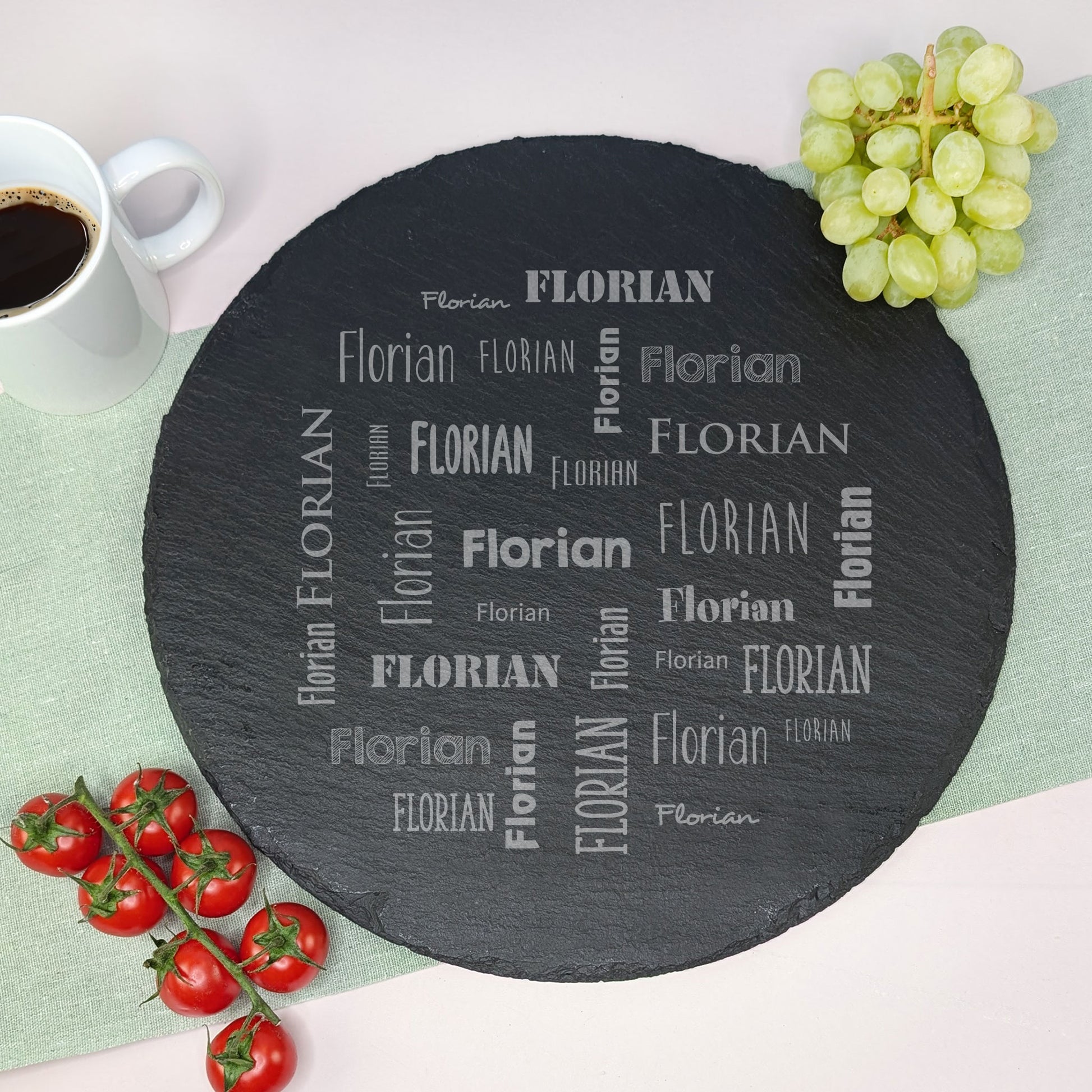 Runde Schieferplatte mit Gravur „Florian“, serviert mit Kaffee, Tomaten und Trauben