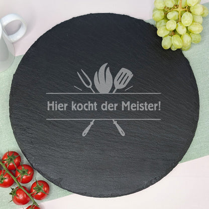 Personalisierte Schieferplatte mit Grillbesteckmotiv und einem Wunschtext, dekoriert mit Weintrauben, Tomaten und Kaffeetasse.