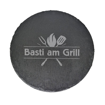 Freigestellte Schieferplatte mit Motivgravur und Wunschtext.