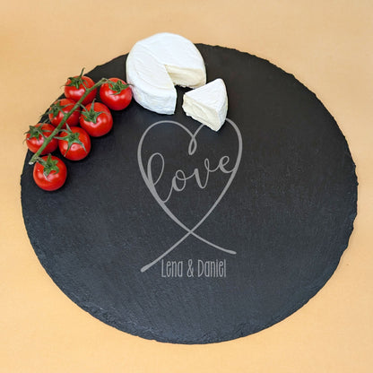 Runde Schieferplatte mit „love“-Gravur und Namen, serviert mit Camembert und Strauchtomaten