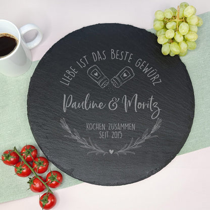 Gravierte Schieferplatte auf gedecktem Tisch mit Weintrauben, Tomaten und Kaffee – Design mit Salz- und Pfefferstreuer