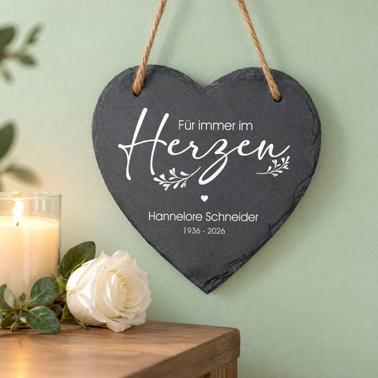Personalisiertes Schieferherz „Für immer im Herzen“ mit Name und Lebensdaten als Trauergeschenk