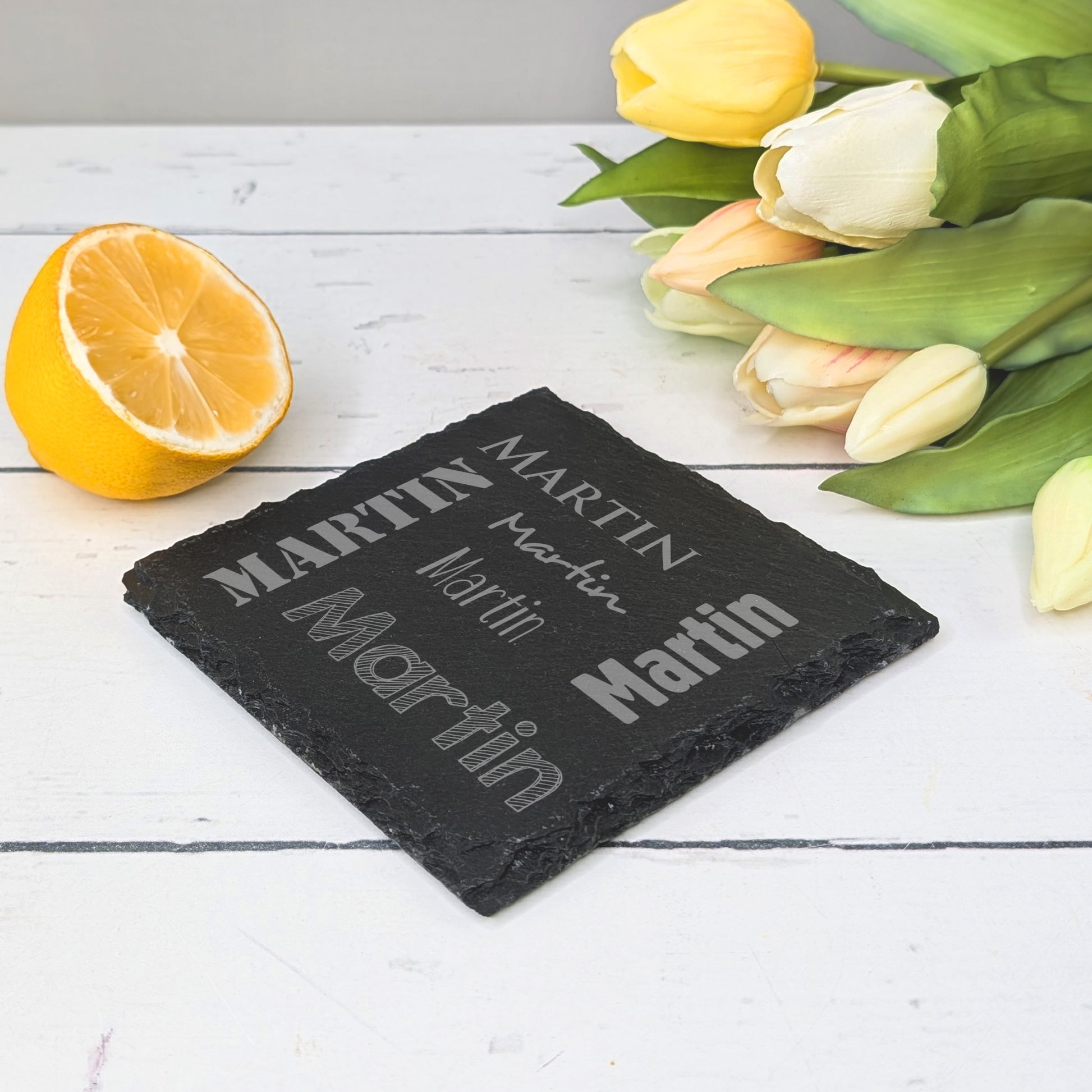Dekorativer Untersetzer mit Namen „Martin“ – graviert auf Naturschiefer