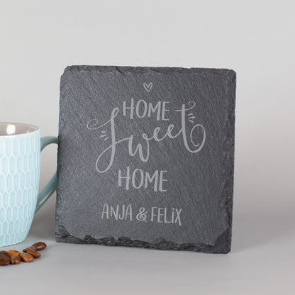 Personalisierter Schiefer-Untersetzer mit Gravur „Home sweet Home“ aufgestellt mit Tasse