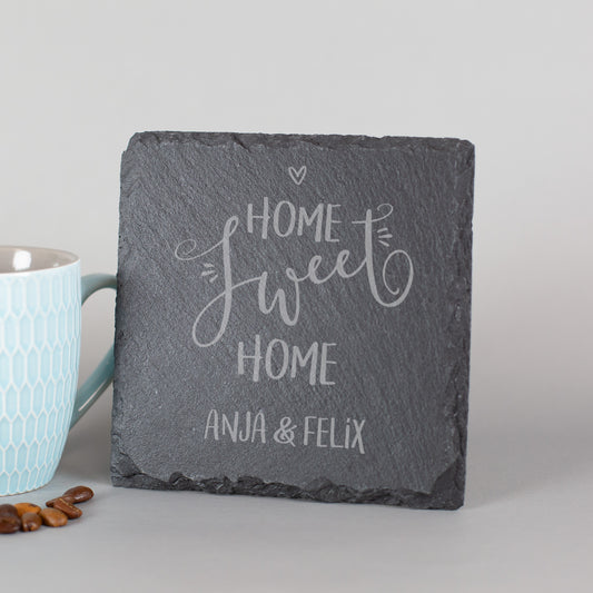 Personalisierter Schiefer-Untersetzer mit Gravur „Home sweet Home“ aufgestellt mit Tasse