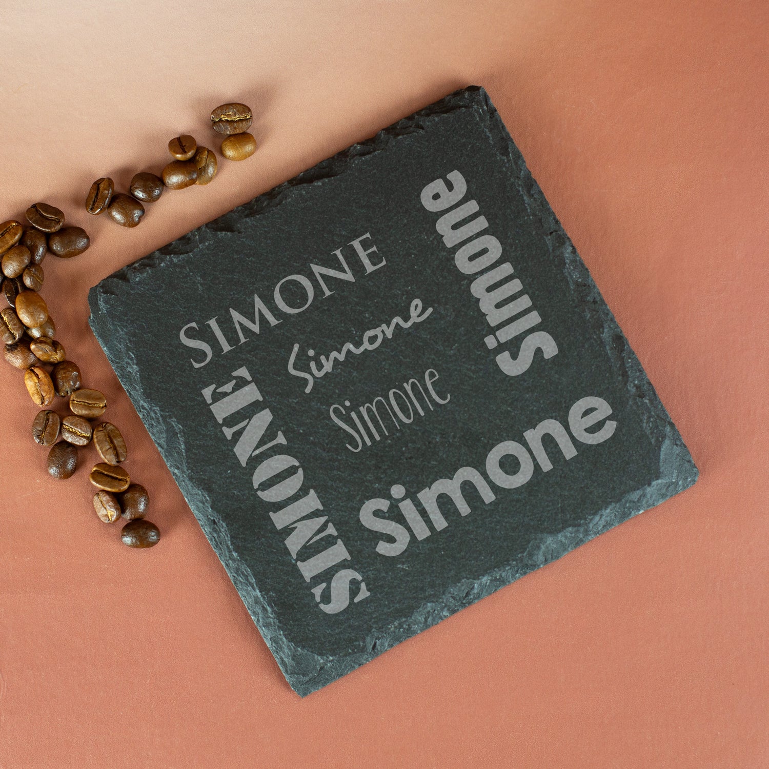 Personalisierter Schieferuntersetzer mit Name „Simone“ - dekoriert mit Kaffeebohnen