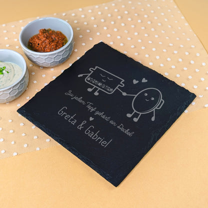 Servierplatte auf einem Tisch dekoriert mit Schüsseln