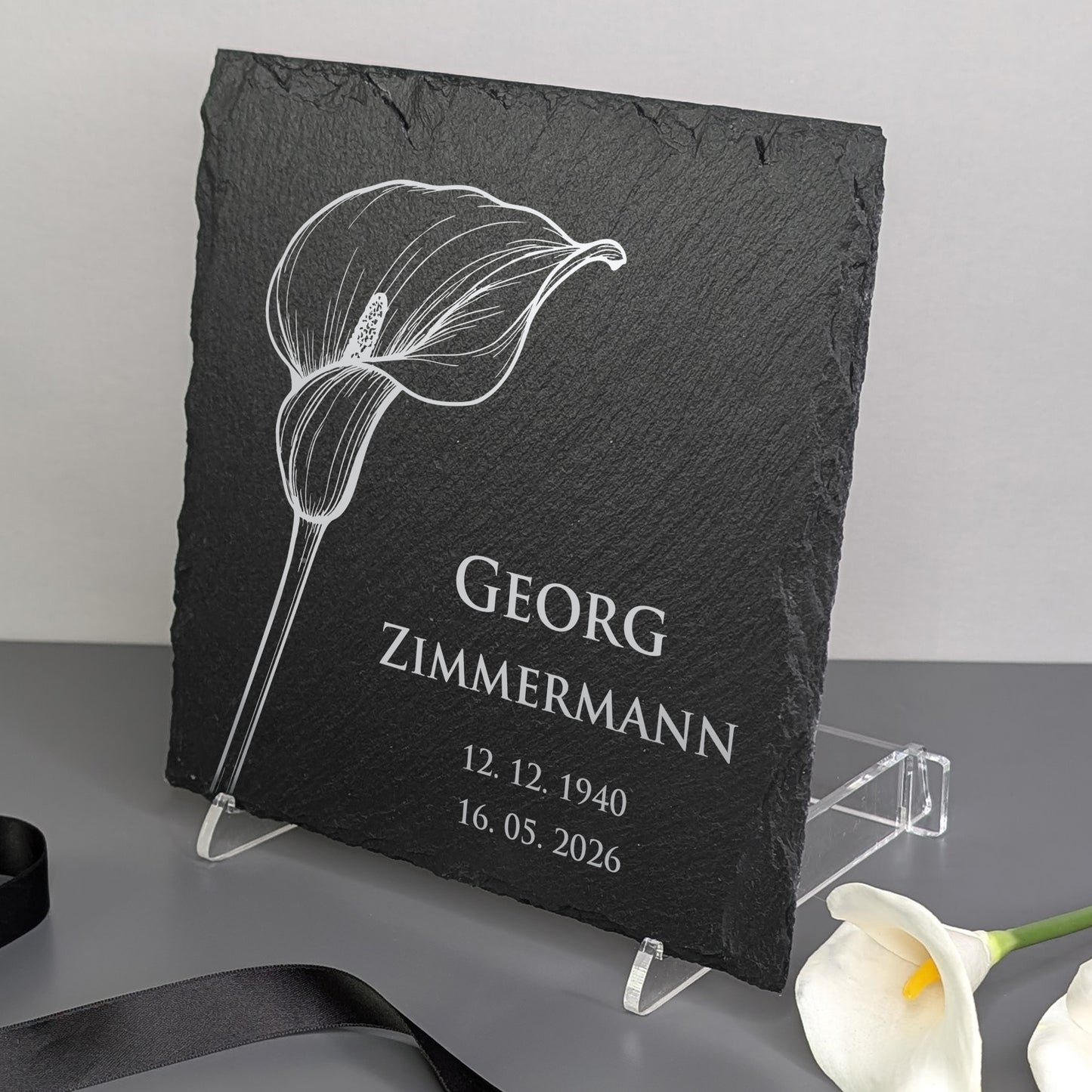 Nahaufnahme der Schieferstruktur und des Calla-Motivs
