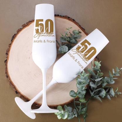 Sektgläser in Weiß-Gold mit Namen graviert für die goldene Hochzeit