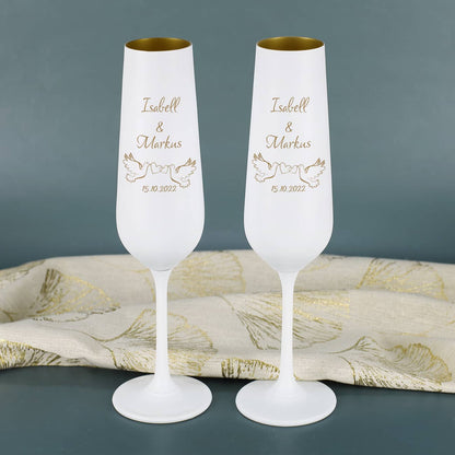 Sektgläser zur Hochzeit mit Tauben, Namen und Datum graviert
