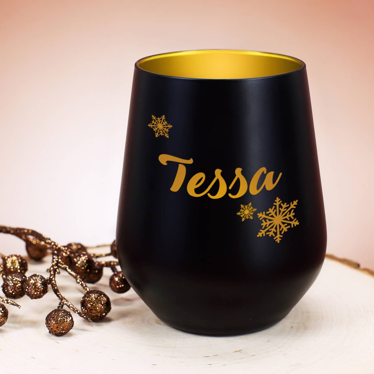 Schwarz-goldener Kerzenbecher mit Schneeflocken und Wunschname graviert