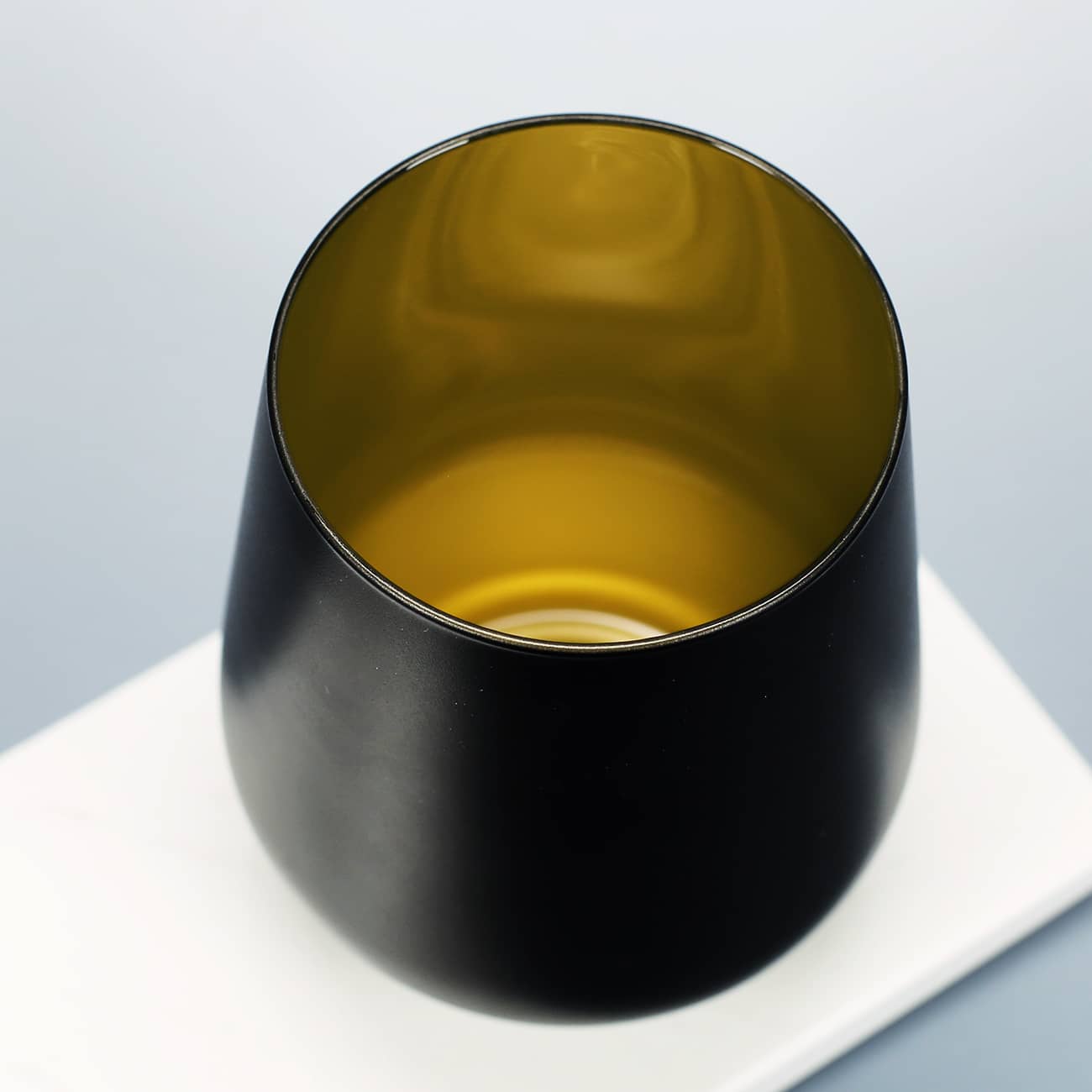 Schwarzes Windlicht mit goldener Innenseite