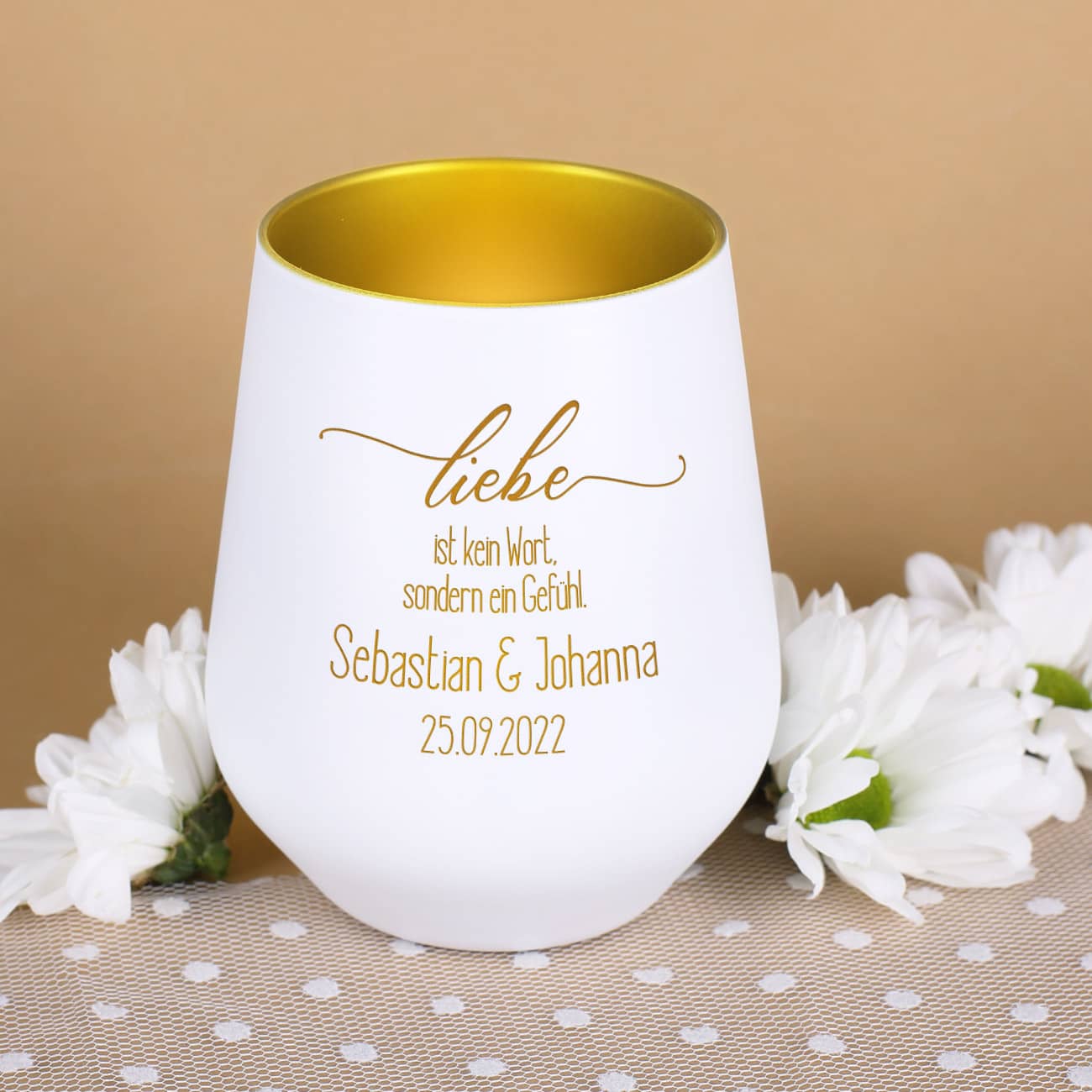 Weiß-goldenes Windlicht zur Hochzeit mit persönlicher Gravur