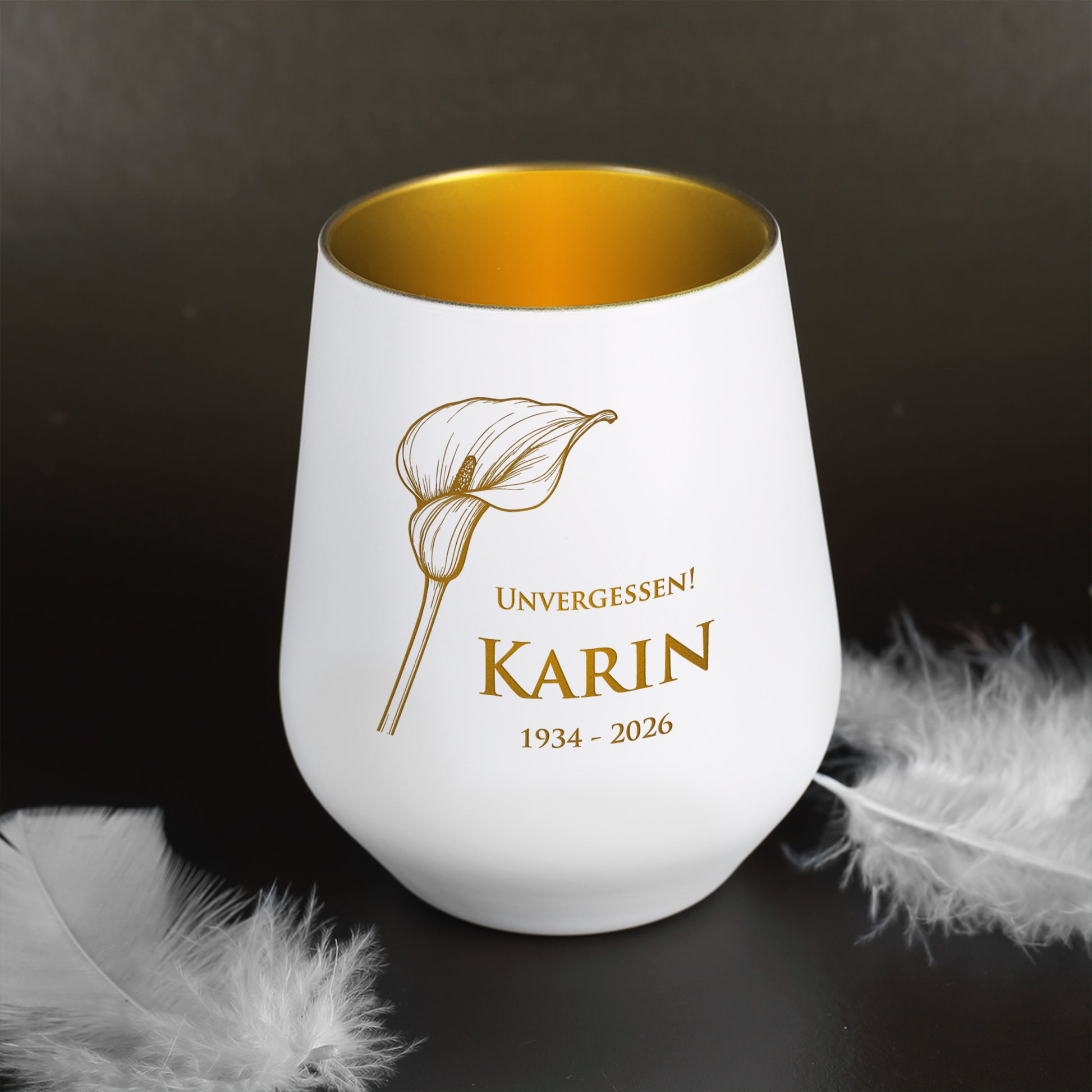 Weißes Windlicht mit Calla-Motiv, graviert mit "Unvergessen! Karin 1934–2026", goldfarbene Innenseite