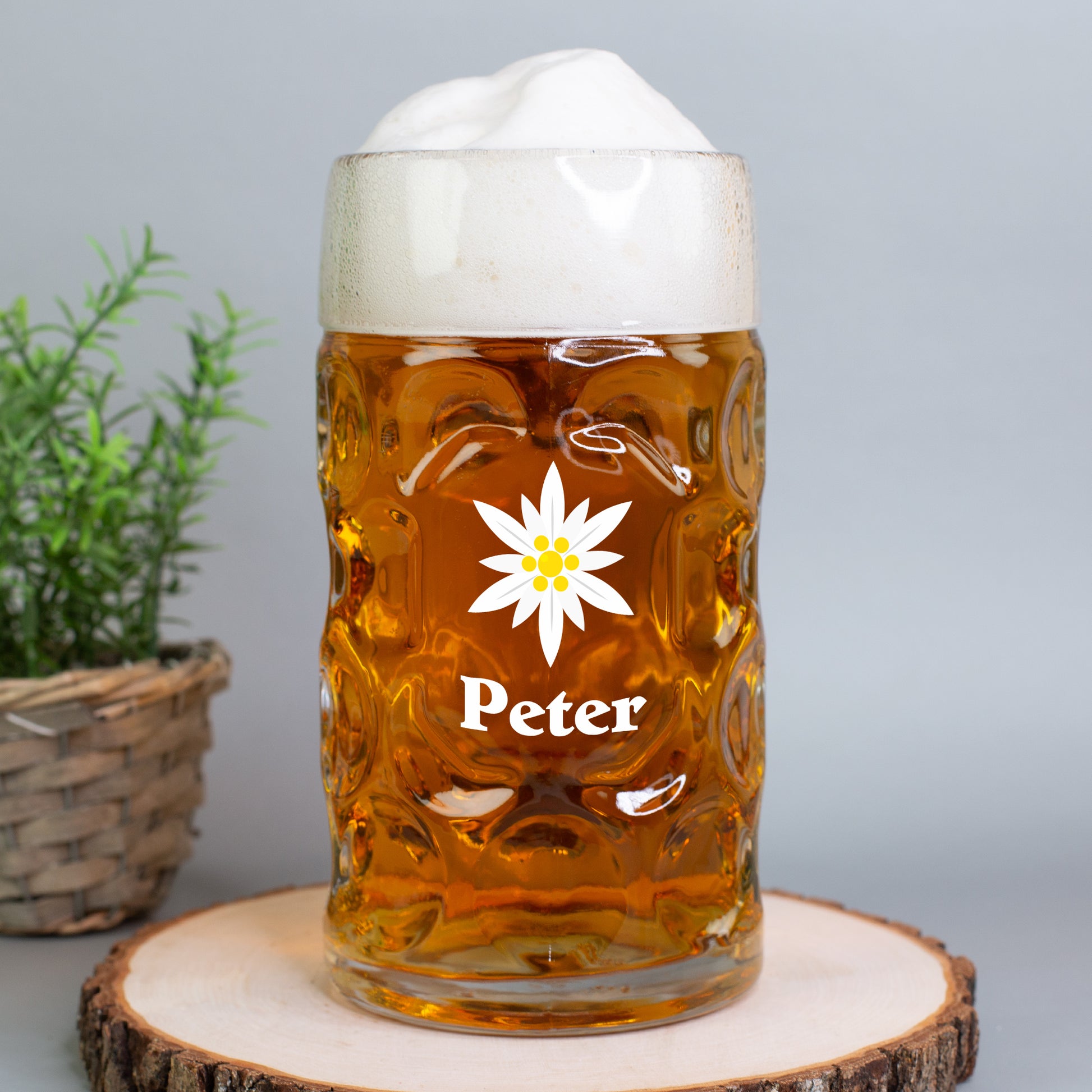 Bierkrug mit Edelweiß und Name Peter auf Holzscheibe mit Pflanze – 1 Liter Glas mit traditioneller Prägung