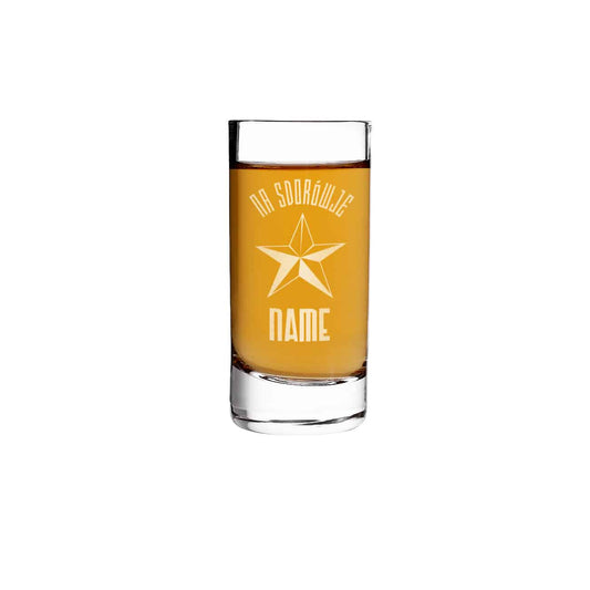 Na Sdorowje Stern und Wunschname werden auf das Wodka-Glas graviert