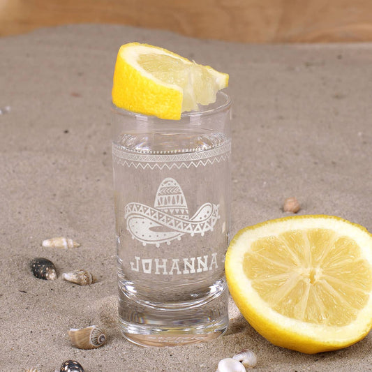Auf das Tequilaglas werden ein Sombrero, Ihr Wunschname und mexikanische umlaufende Ornamente graviert.