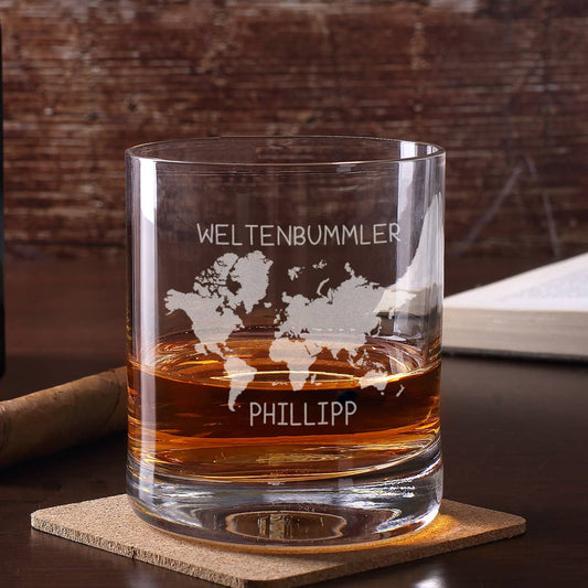 Whiskeyglas mit Weltenbummler Motiv und Namensgravur