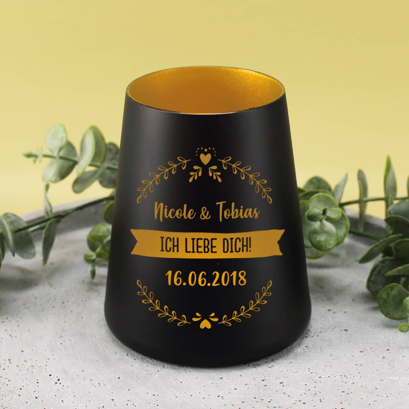graviertes Windlicht in schwarz mit goldener Innenseite