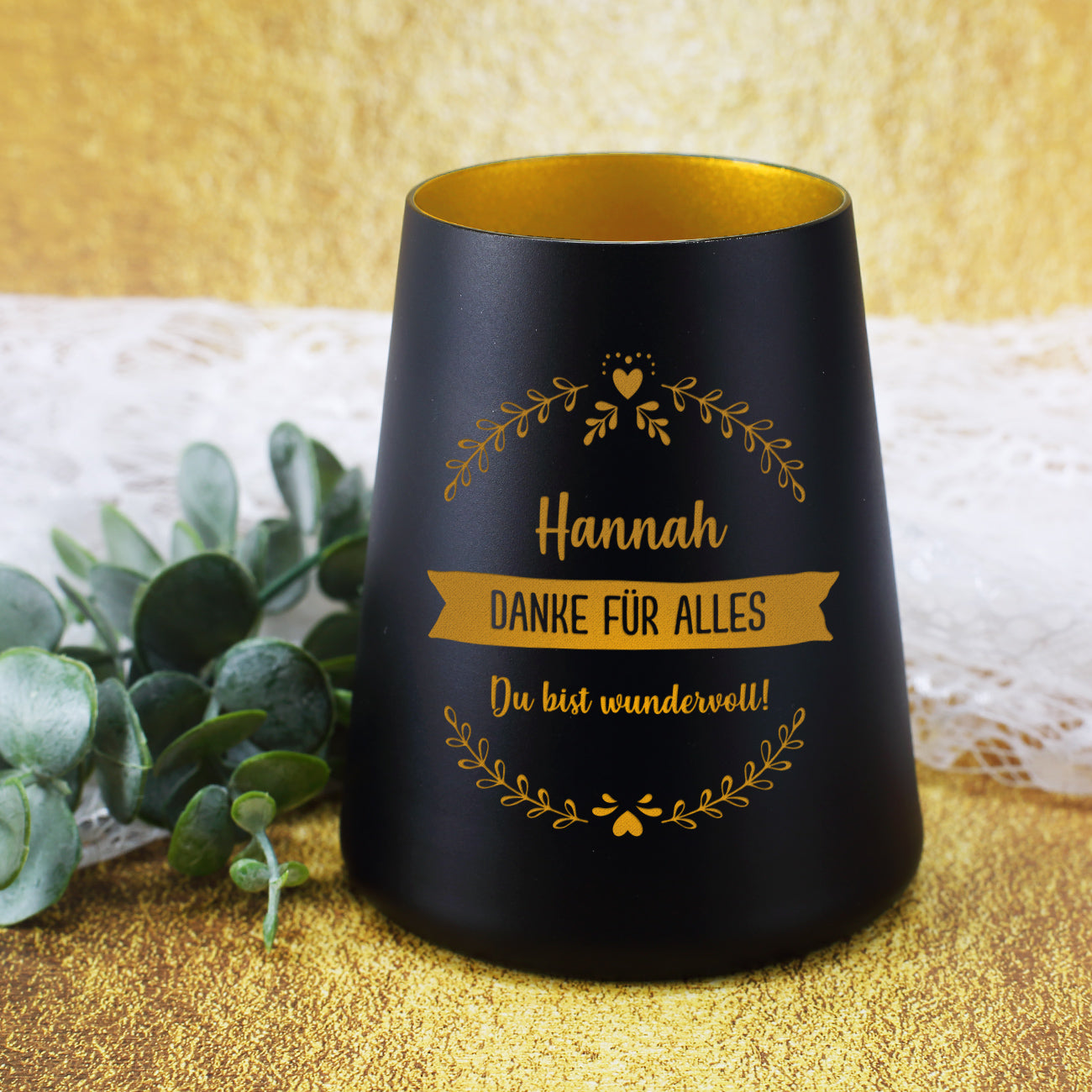 schwarzes Windlicht mit personalisierter Gravur