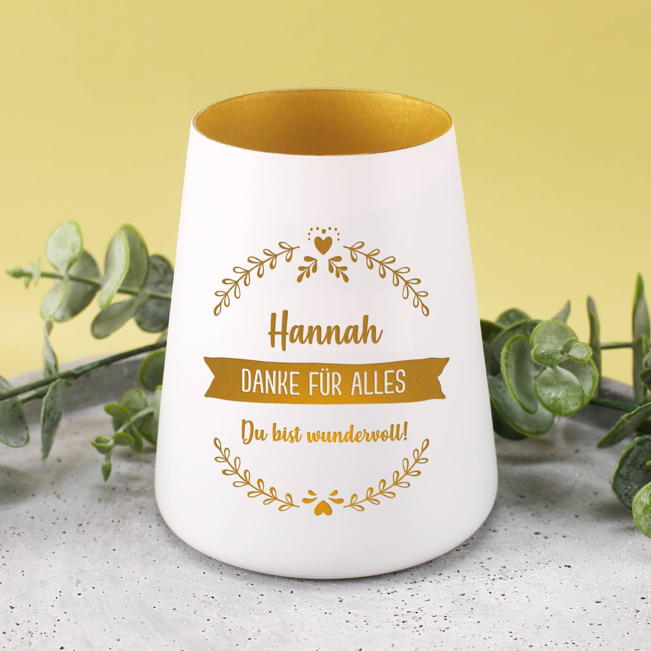 graviertes Windlicht in weiß mit goldener Innenseite