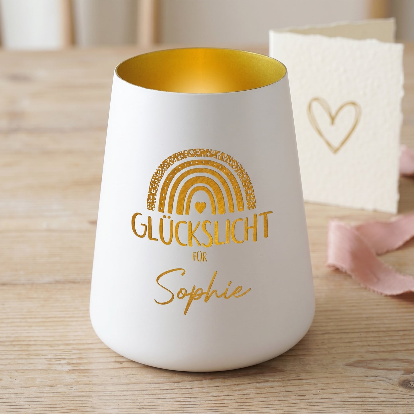 Weißes personalisiertes Windlicht Glückslicht für Sophie mit Regenbogen und Herz auf Holzuntergrund