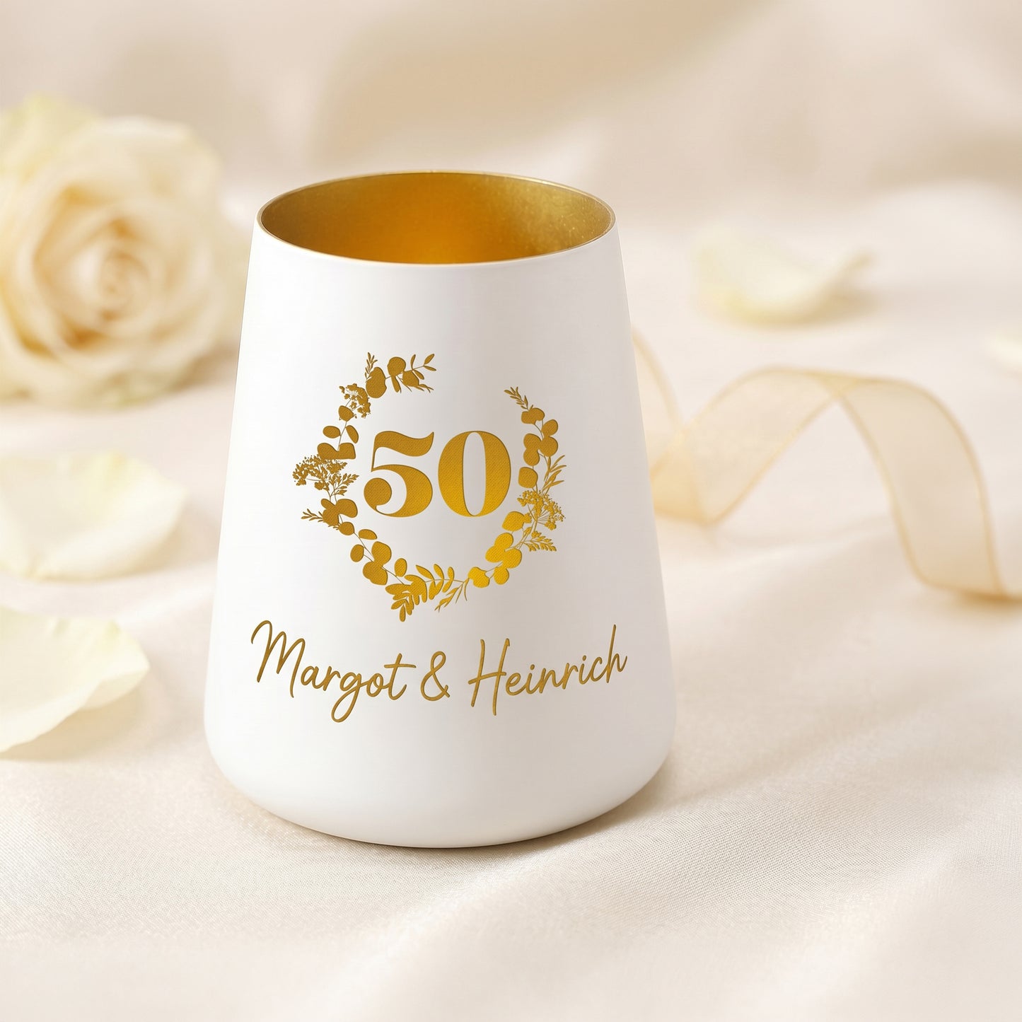 Windlicht zur Goldhochzeit mit floraler 50 im Kranz und Namen Margot und Heinrich auf heller Dekoration