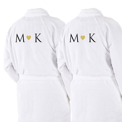 Zwei weiße Bademäntel von hinten freigestellt, bestickte Initialen und goldenes Herz, Partnerlook Set