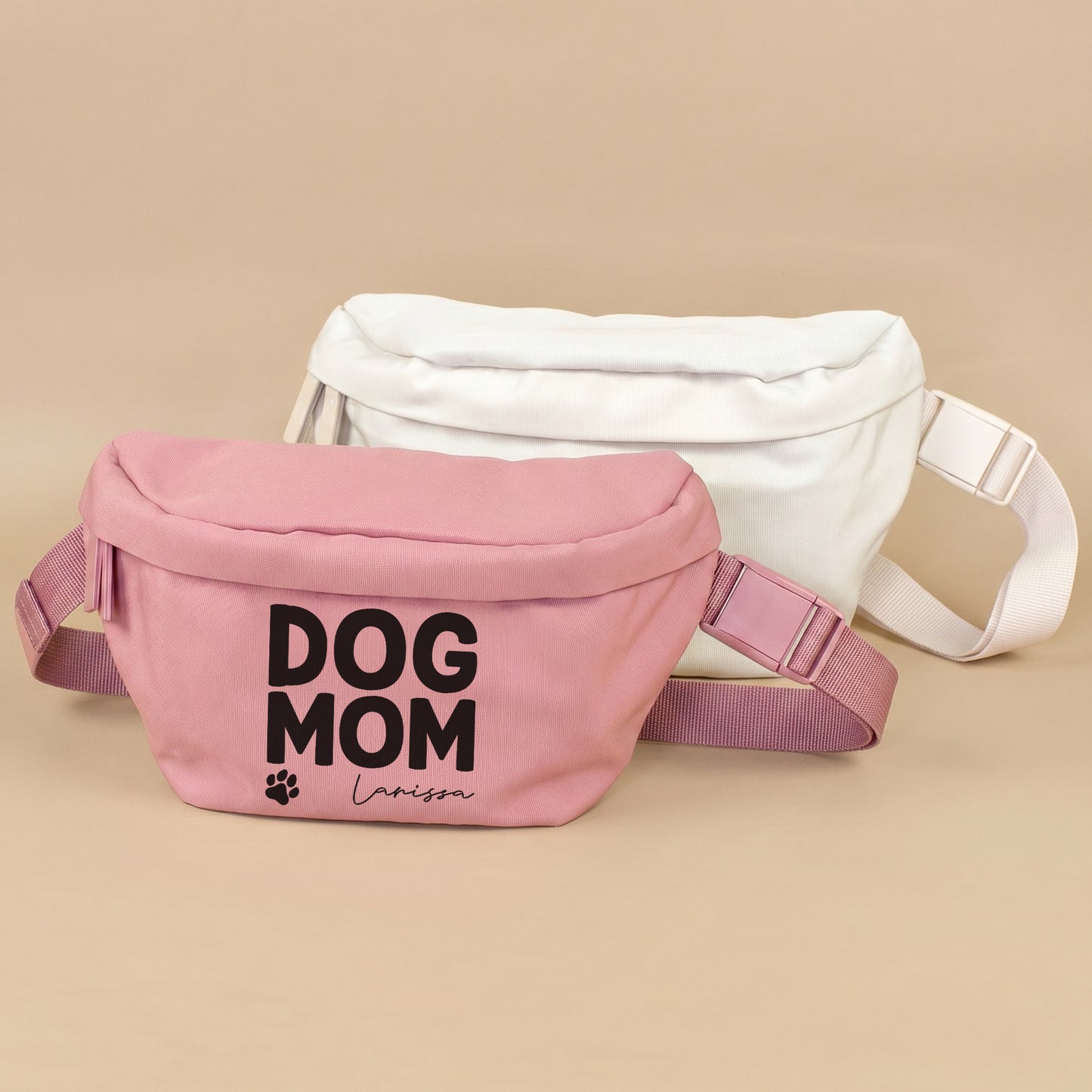 Personalisierte Dog Mom Bauchtasche in Rosa mit Name Larissa, daneben beige Variante auf beigem Hintergrund