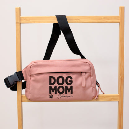 Rosa Dog Mom Bauchtasche mit Name Chrissi auf Bambusständer