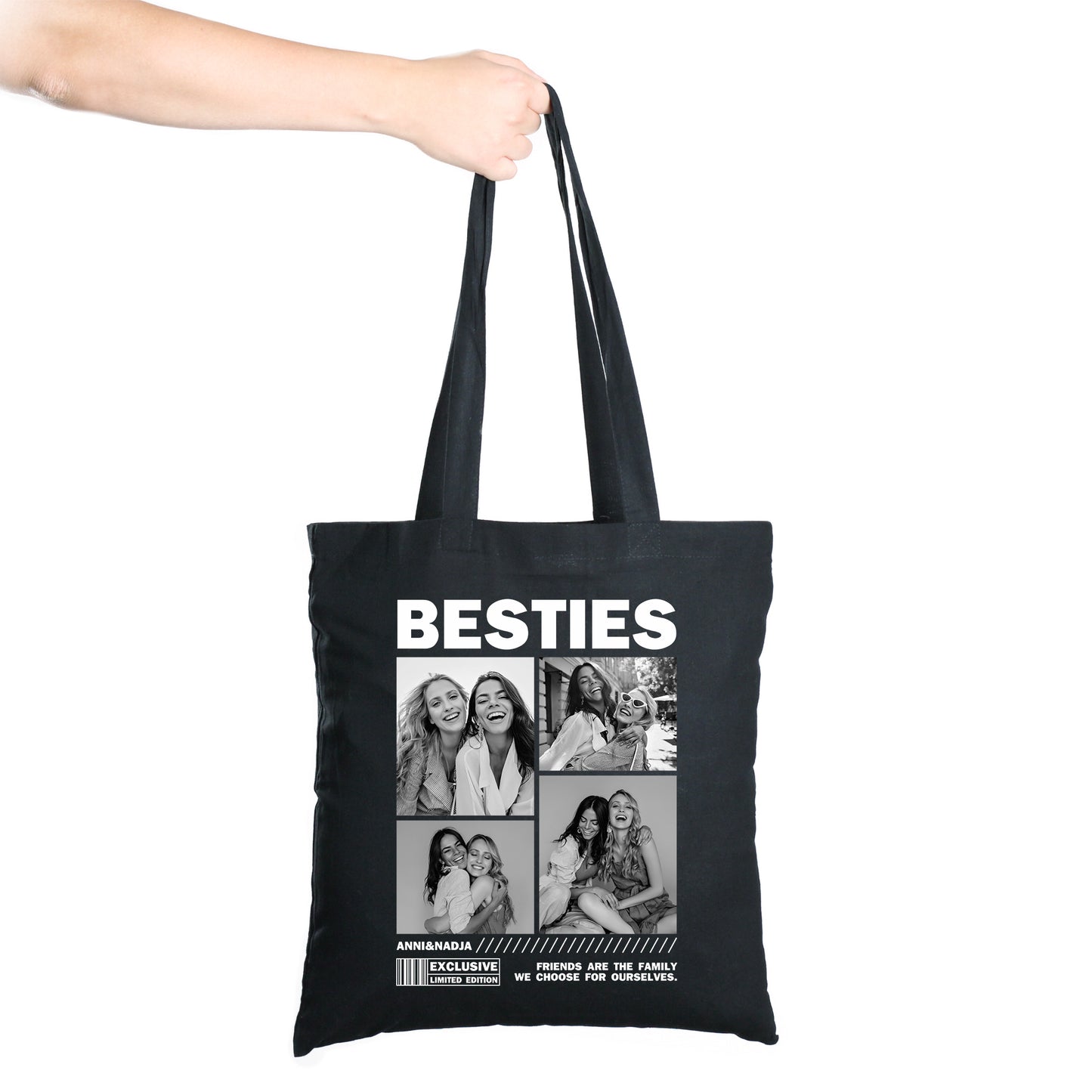 Schwarzer Jutebeutel mit der Aufschrift „BESTIES“, vier personalisierbaren Fotofeldern und zusätzlichen Designelementen, aufgehängt vor einer weißen Wand mit Pflanzen.