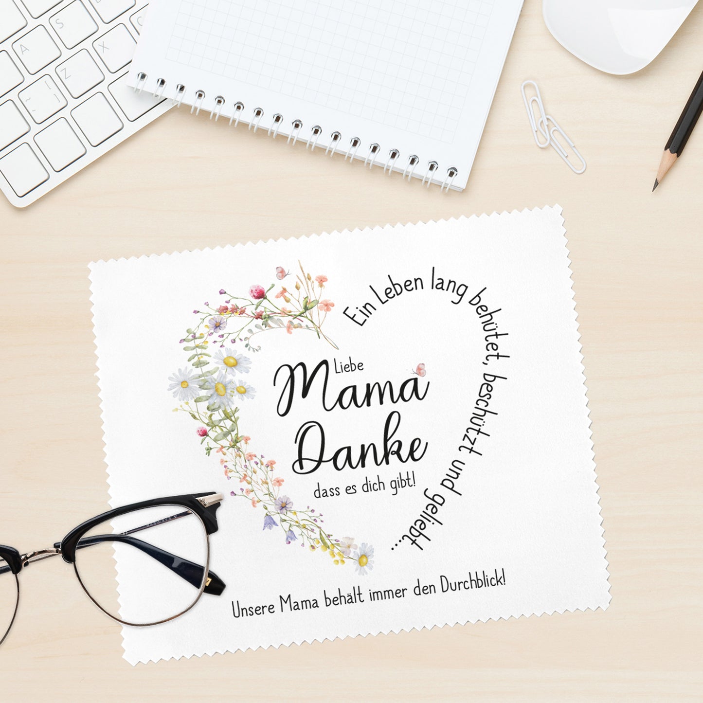 Brillenputztuch mit liebevollem Mama-Danke-Motiv – Ein weißes Brillenputztuch mit einem floralen Herz aus Wiesenblumen und dem Schriftzug „Liebe Mama, Danke, dass es dich gibt!“. Perfektes Geschenk für Mütter zum Muttertag oder als kleine Aufmerksamkeit.
