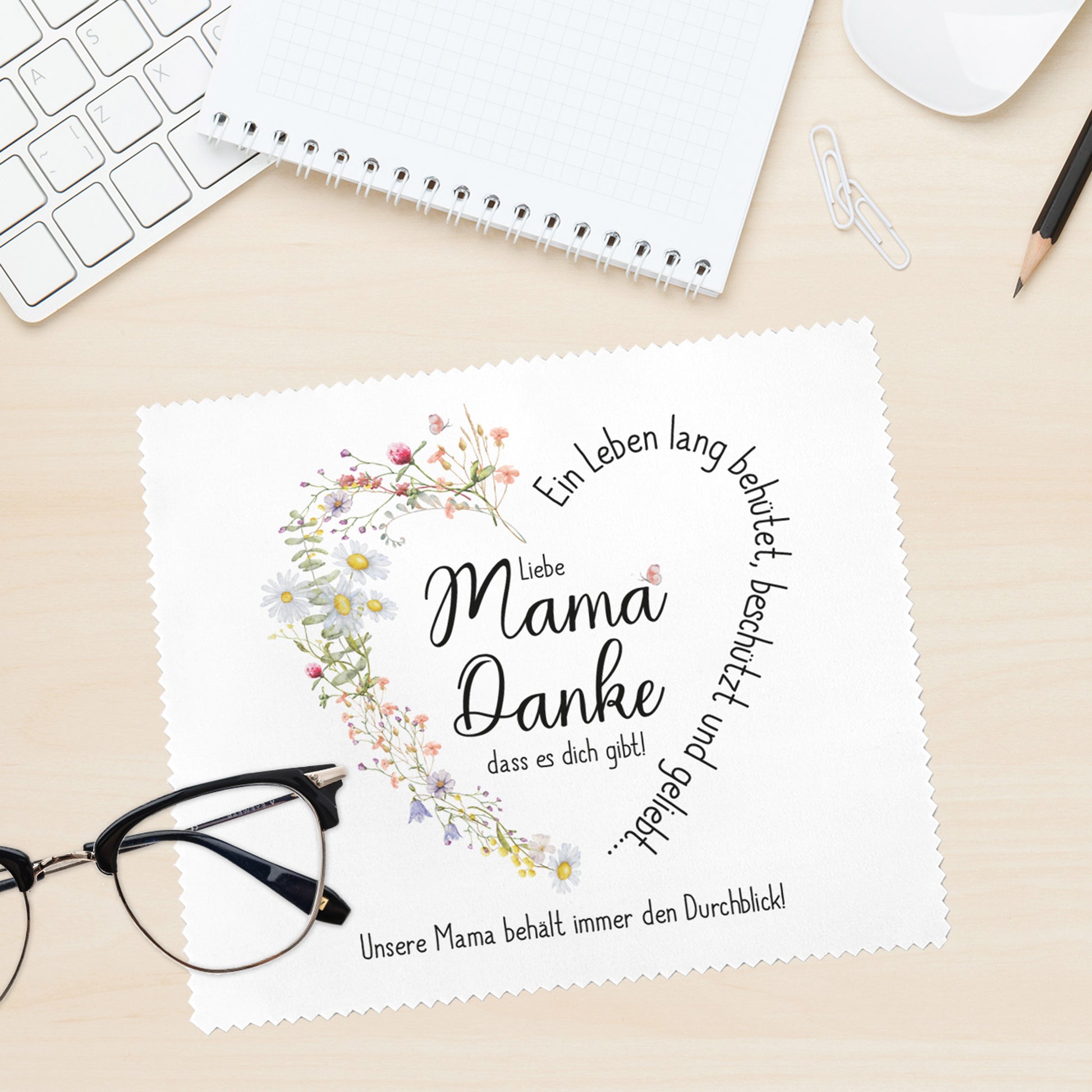Brillenputztuch mit liebevollem Mama-Danke-Motiv – Ein weißes Brillenputztuch mit einem floralen Herz aus Wiesenblumen und dem Schriftzug „Liebe Mama, Danke, dass es dich gibt!“. Perfektes Geschenk für Mütter zum Muttertag oder als kleine Aufmerksamkeit.