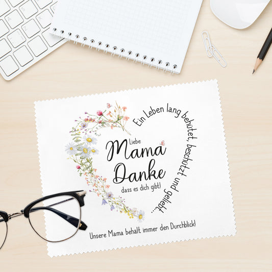 Brillenputztuch mit liebevollem Mama-Danke-Motiv – Ein weißes Brillenputztuch mit einem floralen Herz aus Wiesenblumen und dem Schriftzug „Liebe Mama, Danke, dass es dich gibt!“. Perfektes Geschenk für Mütter zum Muttertag oder als kleine Aufmerksamkeit.