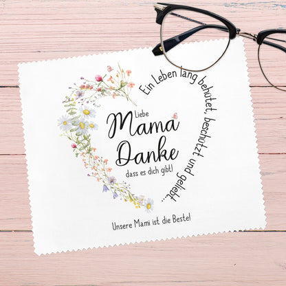 Brillenputztuch für Mama mit herzförmigem Wiesenblumen-Motiv – Das weiße Reinigungstuch zeigt eine liebevolle Botschaft „Liebe Mama, Danke, dass es dich gibt!“ in Herzform, umgeben von zarten Blüten. Eine wunderbare Geschenkidee zum Muttertag oder als persönliche Aufmerksamkeit.