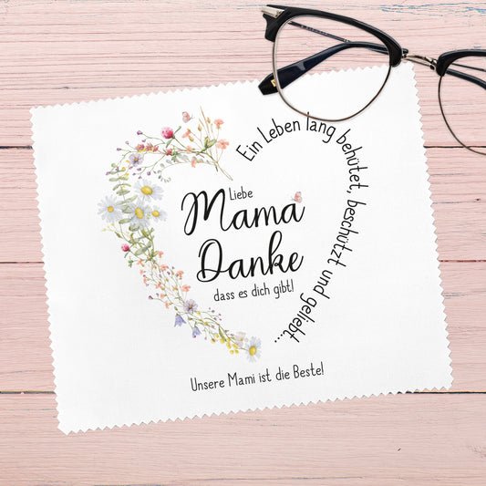 Brillenputztuch für Mama mit herzförmigem Wiesenblumen-Motiv – Das weiße Reinigungstuch zeigt eine liebevolle Botschaft „Liebe Mama, Danke, dass es dich gibt!“ in Herzform, umgeben von zarten Blüten. Eine wunderbare Geschenkidee zum Muttertag oder als persönliche Aufmerksamkeit.