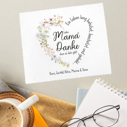 Brillenputztuch mit persönlichem Dankeschön für Mama, stilvoll präsentiert auf einem weichen Untergrund mit Kaffeetasse und Notizblock.