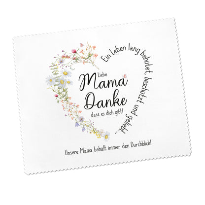Brillenputztuch als Geschenk für Muttertag, flach liegend mit harmonischer Herzgestaltung aus Blumen und Schrift.